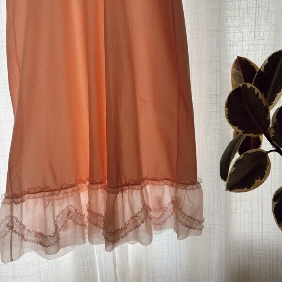 VINTAGE 1950’s sweetheart pink slip with rosette details - Picture 5 of 5